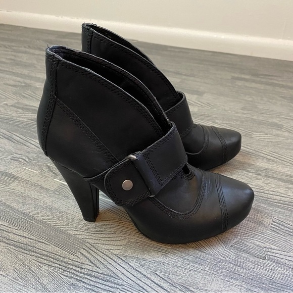 Seychelles Black Leather Heeled Buckle Booties - Picture 2 of 12